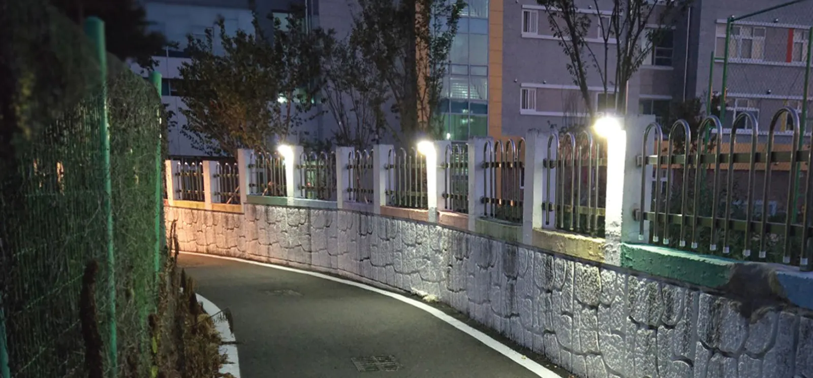 솔라 경관조명으로 밝힌 골목길